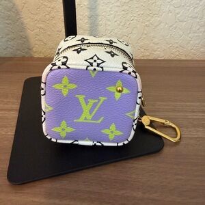 LOUIS VUITTON Monogram
Giant Portemonnaie Cube Mini
Cube Coin Bag Key Charm